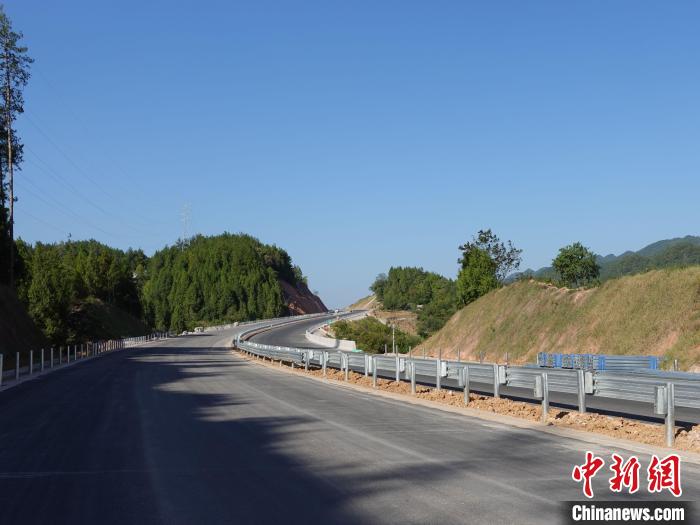 圖為黔江區(qū)過境高速公路的路面?！≈需F建重慶投資集團(tuán)有限公司供圖