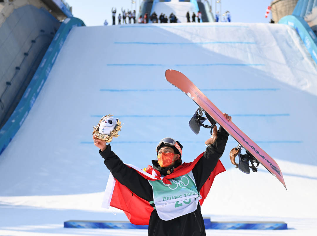 2022年2月15日，中國選手蘇翊鳴在單板滑雪男子大跳臺(tái)決賽奪冠后慶祝。新華社記者黃宗治攝