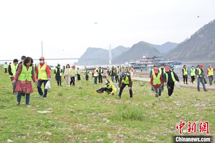 “三峽蟻工”撿拾散落在江灘上的垃圾，定期組織開展凈灘志愿活動 田耀平 攝